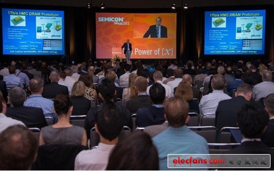 從觀(guān)眾席角度拍的Borkar演講的全景圖