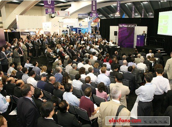 與會(huì)者擠進(jìn)TechXPot South，這個(gè)場館是一個(gè)技術(shù)溝通展館，這里的很多參加者僅僅有站立的空間