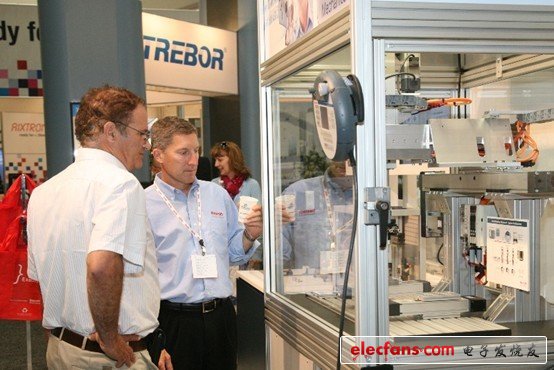 這看起來漂亮不，與會者停下來細(xì)看加工設(shè)備
