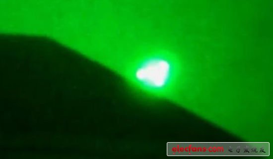 人們?cè)诿绹?guó)德克薩斯州拉雷多附近拍攝到在紅外波段發(fā)光的神秘三角形飛行器