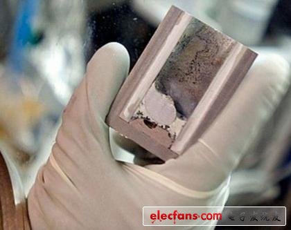 　　1、MIT研發(fā)電源轉(zhuǎn)換效率達230%的LED技術(shù)  　　據(jù)美國媒體近日報導，美國麻省理工學院（MIT）的研究人員通過一種插座轉(zhuǎn)換設(shè)備使發(fā)光二極管（LED）能夠比其消耗的電功率釋放出更多光功率，電源轉(zhuǎn)換效率可達到100%以上。  　　LED發(fā)光原理是將電能轉(zhuǎn)換為光。目前，設(shè)計出既明亮又高效的LED燈的最大障礙之一，是增加LED燈的輸出功率反而導致其效率下降。而麻省理工學院的研究人員解釋說，他們的研究成果大大降低了外施的電壓。根據(jù)計算，當電壓減少到一半，輸入功率降低了4倍，而發(fā)出的光功率與電壓保持一致，也達到一半。換言之，當輸出功率下降時LED發(fā)光率卻在增加。  　　  　　在實驗中，研究人員減少了LED的輸入功率，僅30皮瓦，而測量到輸出達69皮瓦的光量，效率高達230%。將相同的物理機制作用于任何LED，在外施電壓作用下，電子和空穴有一定的概率產(chǎn)生光子。研究人員并沒有像其他的研究一樣試圖增加這種概率，而是利用發(fā)生于設(shè)備里原子晶格的振動所散發(fā)的少量余熱產(chǎn)生更多電力。  　　這種利用余熱發(fā)光的過程可使LED稍微冷卻，其操作類似一個熱電冷卻器。雖然在室溫條件下，冷卻不足以提供實用性的溫度，但它有可能被用于設(shè)計不產(chǎn)生熱量的燈。當作為熱泵時，該設(shè)備可有助于固態(tài)冷卻應(yīng)用程式，甚至是發(fā)電機設(shè)備。  　　理論上，這個低壓策略能夠在低電壓下產(chǎn)生任意高效的光子，研究人員希望該技術(shù)能提供一種新的測試節(jié)能極限電磁波通訊的方法。雖然在科學上這個方法很有趣，但其還不會立即促使超效率的LED商業(yè)化，因為示范項目僅能用很低的輸入功率產(chǎn)生少量的光。  　　2、機器人繪制大腦圖譜成功，類人腦計算機有望實現(xiàn)  　　機器人的存在使得人類基因組圖譜有望在12年內(nèi)完成繪制，但在機器人的協(xié)助下，由微軟聯(lián)合創(chuàng)始人Paul Allen贊助、上月底完成的大腦圖譜項目只花了四年時間。麻省理工學院和喬治亞理工學院的研究人員現(xiàn)在希望利用機器人繪制大腦組成表和線路圖，幫助 IBM這樣的公司研發(fā)未來的感知計算機。  　　佐治亞理工學院工程教授Craig Forest表示：“通過機器人實現(xiàn)腦內(nèi)活動自動測量以后，我們現(xiàn)在開始真正理解人腦的運作原理。想象一下，能夠模擬腦內(nèi)的任何細胞、記錄它的反應(yīng)以決定每種神經(jīng)元的具體電子功能。再想象一下自動測量神經(jīng)元之間的交流，比如學習過程中丘腦和大腦皮層之間的交流，或者手從熱爐灶縮回時海馬體和皮層之間的交流?！? 　　過去三十年間，大腦科學的進展一直受需要手動方法鎖定、記錄神經(jīng)元活動的限制。但新的機器人與智能計算機算法能夠?qū)崿F(xiàn)自動化，根據(jù)電子屬性為神經(jīng)元分類。研究人員有望完成大腦必備器官及其內(nèi)聯(lián)方法的類目，并據(jù)此打造未來的類人腦計算機。  　　發(fā)展順利的佐治亞理工學院在讀博士Suhasa Kodandaramaiah在Forest的實驗室工作，與麻省理工教授Ed Boyden合作用機器臂在活體大腦里引導微管。該探測器以兩微米的步距接近、觸碰神經(jīng)元，測量電阻抗。  　　和幾乎每次都會在接觸中致使神經(jīng)元破裂的手動方法不同，機器人可以在傷害神經(jīng)元之前立刻停止。緊接著開始吸氣，然后將細小的電子探針插入、在動物依然存活時記錄下它的正常電子活動。記錄完成后，一組細胞基因構(gòu)成樣本可以被取出以分析哪種基因當前正被激活。研究人員將在大腦各區(qū)域重復(fù)此流程，以期獲得大腦神經(jīng)器官列表，包括它們的電子屬性。接下來研究人員計劃采用多尖端探針讓機器人同時在多點測量電子活動，從而獲得大腦不同區(qū)域交互的接線圖。  　　  　　MIT和佐治亞理工學院發(fā)明了一種機械探針（中間）。它被用來創(chuàng)建大腦器官列表和接線圖，以供芯片生產(chǎn)商模擬  　　Forest表示：“目前我們只在實驗室動物身上進行過實驗，但我們最終希望能將此技術(shù)用于人腦手術(shù)，以替代通過試錯判斷哪些神經(jīng)元受損、需要移除?！? 　　研究人員希望能夠判斷多種大腦病變的電子跡象，比如帕金森綜合癥、自閉癥和癲癇。這不只是用來移除病變的神經(jīng)元，還要幫助發(fā)現(xiàn)能夠讓神經(jīng)元重歸正常的藥物。  　　研究人員還期望微芯片生產(chǎn)商能夠使用他們的大腦器官表和接線圖輔助類大腦的感知計算機項目，例如美國防務(wù)高級研究項目局（DARPA）的SyNAPSE（神經(jīng)形態(tài)自適應(yīng)塑料規(guī)?？煽仉娮酉到y(tǒng)）。  　　這兩所實驗室希望新型機械探針方法能夠用于AutoPatcher.org提供的自制設(shè)備，或者直接從Kodandaramaiah、Forest和Boyden成立的新公司Neuromatic Devices購買完整機器人解決方案。  　　項目研究資金來自美國國家衛(wèi)生研究所（NIH）、國家科學基金會（NSF）以及麻省理工媒體實驗室。項目的其他貢獻者還包括麻省理工在讀博士Giovanni Talei Franzesi以及麻省理工博士后Brian Chow。  　　3、MIT成功制造液態(tài)金屬電池，可產(chǎn)生可再生能源  　　據(jù)國外媒體報導，美國麻州理工大學（MIT）教授DonaldSadoway及其學生團隊，已經(jīng)成功地制造了液態(tài)金屬電池。在將來某一天，液態(tài)金屬電池將可以產(chǎn)生像太陽能這樣的可再生能源，并建造更可靠的電網(wǎng)。液態(tài)金屬電池的構(gòu)造其實很簡單，兩邊為液態(tài)金屬電極，中間夾著熔鹽。  　　事實上，這一液態(tài)金屬電池是“借助現(xiàn)有材料，創(chuàng)建更廉價產(chǎn)品”項目的產(chǎn)物。DonaldSadoway帶領(lǐng)自己的學生團隊參與了這一項目，并決定研發(fā)一塊巨大的廉價電池。  　　“擁有一塊巨大的電池，我們就可以解決間歇性問題，以現(xiàn)煤、氣體和核所使用的方式，保護電網(wǎng)不受風、太陽的影響?！盌onaldSadoway在今年年初時曾解釋道。液態(tài)金屬電池的第一個原型還沒有鏡頭玻璃大，而最近的產(chǎn)品足有6英寸寬，電量存儲容量上升了200倍。更大的電池，其工作效率最終可能會使太陽能電池板和風力渦輪機上的能量存儲變得更容易。  　　  　　據(jù)悉，Sadoway和他的學生DavidBradwell近日已經(jīng)成立了液態(tài)金屬電池公司（LiquidMetalBatteryCorp），也許不久后，我們就能在市場上看到了。  　　4、石墨烯再曝“神奇材料”特質(zhì)：可自我修復(fù)  　　石墨烯是曾給研究者帶來諾貝爾獎的熱門材料，它有著多種奇特性質(zhì)。英國一項最新研究又發(fā)現(xiàn)，這種“神奇材料”還具有自我修復(fù)的能力。  　　  　　石墨烯是只有一層碳原子的世界上最薄的材料，英國曼徹斯特大學科學家諾沃肖洛夫和同事因為在世界上最早制成石墨烯而榮獲2010年諾貝爾物理學獎，有他參與的一個研究小組在新一期英國《納米通訊》雜志上報告了本次最新發(fā)現(xiàn)。  　　為進一步探索石墨烯在電學方面的特性，諾沃肖洛夫等人嘗試讓石墨烯薄層與金屬不斷接觸，這個過程在石墨烯薄層上造成了許多孔洞。研究人員用電子顯微鏡觀察這些孔洞發(fā)現(xiàn)，孔洞中可能會嵌入金屬原子，但如果孔洞周圍還存在額外的碳原子，這些碳原子會將金屬原子“趕”出來，自己嵌入孔洞之中，并與石墨烯薄層中原有的碳原子相連接，使整個石墨烯薄層修復(fù)如初。  　　研究人員認為，這一現(xiàn)象說明石墨烯具有良好的自我修復(fù)能力，這將可以提高石墨烯的應(yīng)用價值，進一步拓寬這種“神奇材料”展示身手的舞臺。  　　5、“時間隱形斗篷”研發(fā)成功，40皮秒僅是開始  　　據(jù)英國每日郵報報道，在諸多科幻電影中曾出現(xiàn)時空穿越的故事，但現(xiàn)實生活中人們是無法穿越時間，讓時間消失。然而，美國科學家使用一種非常先進的高科技技術(shù)，能夠精確地做到這一點。  　　科學家現(xiàn)已研制出一種“暫時隱形”裝置可以從視野中隱藏物體的活動過程，演示中通過加速和減速光束的不同部分，可隱藏物體的活動過程40皮秒。光束的不同部分之后反饋在一起，因此任何觀測者不能探測到“隱藏時間段”所發(fā)生的事情。被隱藏的信息和活動過程不能被讀取或者重建。  　　  　　科學家現(xiàn)研制一種“時間隱形斗篷”，能夠從視覺上隱藏事件活動過程?，F(xiàn)已示范通過加速和緩慢光束不同部分能夠隱藏40皮秒的時間  　　迄今為止，這項技術(shù)僅能隱藏40皮秒的短暫時間?；蛟S未來警察將無事可做，做惡的犯罪分子會巧妙地利用這項技術(shù)，將他們做案的過程從時間上隱藏消失。同時，這項技術(shù)還可應(yīng)用于超級保密通信?？茖W家認為這項技術(shù)甚至能與近期改進的“光學隱形斗篷”結(jié)合在一起，從空間和時間上隱藏事物的活動過程。  　　美國紐約羅徹斯特大學的羅伯特-博伊德和施志敏（音譯）指出，這就好像一個裝置能夠悄無聲息地使一個物體處于隱形狀態(tài)，研究人員目前證實這個系統(tǒng)能夠在時間上將一個事件隱藏起來。由于空間和時間隱形斗篷能在不同物理尺度下（空間和時間）分別生效，沒有根本的原因使這兩項技術(shù)無法結(jié)合在一起，未來有望出現(xiàn)一個完全的空間-時間斗篷。  　　  　　如圖，這是美國康乃爾大學提供的一張插圖，科學家現(xiàn)已證實一種新型隱形技術(shù)，能夠遮掩短暫時間內(nèi)發(fā)生的事件整體經(jīng)過  　　盡管如此，博伊德等研究人員現(xiàn)已證實首個單向暫時隱形裝置可投入多項應(yīng)用，例如：增強光導纖維系統(tǒng)的安全通訊。未來可增大物體的隱形時間，從微秒等級提高至毫秒等級，并建造一種裝置能夠在不同方向入射光線下實現(xiàn)同步操作。  　　科學家通過加速和減慢光束的不同部分，能夠隱藏40皮秒的時間。從理論上進，在該時間空隙發(fā)生的任何事情都將隱形和無法探測，因此它并不存在于我們的時間感知能力。這項裝置可以用于超級保密通信，或者在科幻情節(jié)中，甚至能夠與光學隱形裝置結(jié)合起來，在空間和時間內(nèi)實現(xiàn)隱形。  　　這種隱形效應(yīng)可通過使用分裂時間透鏡，將光線分為較慢和較快“部分”，從而建立一個較小的時間間隙。不同于其他隱形裝置的折射物體周圍光線原理，這種時間隱形裝置是使用特殊透鏡壓縮穿過光纜的光線，從而使光線分成加速部分和減緩部分。這一過程使光線分離，而另一個透鏡則將分離的光線部分再次結(jié)合在一起，最終結(jié)果是光纜末端的光線未被改變，意味著兩個透鏡之間的空間并未發(fā)生任何事情。美國康乃爾大學莫蒂-弗雷德曼教授和同事稱，從觀測者角度，探測光束中隱藏著一個“時間洞”。他們指出，這項基于加速探測光束前端部分和減緩探測光束后端部分的實驗，將建立一個在事件活動過程中充分受控的時間間隙，這個探測光束在實驗中并未出現(xiàn)任何形式的改變。  　　之后這個探測光束通過逆向彌散控制存儲在它的原始形態(tài)中，總的來講，我們完成了第一個暫時隱形時間斗篷實驗，在時間域中成功地隱藏了一個探測光束的活動過程。我們的實驗結(jié)果表明現(xiàn)將向獲得一種復(fù)雜時間和空間隱形斗篷邁出重要的一步，科學家現(xiàn)已發(fā)現(xiàn)通過扭曲電磁場和操控一定空間體積周圍光線，來實現(xiàn)制造隱形斗篷的途徑，最終在空間內(nèi)的任何事物都將消失。  　　研究人員使用叫做光電調(diào)幅器的兩個透鏡建造這個時間隱形裝置，他們發(fā)送一束光線穿過透鏡，第一個透鏡壓縮光線，第二個透鏡解壓光線，從而在時間域上產(chǎn)生一個短暫的間隙或者洞，從時間上這個短暫間隙并未記錄任何事件。對于人類肉眼，來自第二個時間透鏡的光線處于不間斷狀態(tài)，就好像未被扭曲變形。  　　從本質(zhì)上，當光線穿過兩個透鏡時，透鏡之間將存在著一個空間-時間空隙，能夠遮掩這一短暫時間內(nèi)發(fā)生的事件。如果編碼信息能夠隱藏在這個時間間隙，則很難被解碼，從而形成非常安全的保密通信信號。  　　另一方面，如果像這樣的隱藏時間間隙能夠脈沖式開啟和關(guān)閉，則可以用于攔截未被記錄的信號數(shù)據(jù)。研究人員在《自然》雜志撰文指出，未來此項技術(shù)有望突破隱形40皮秒的時間，或許未來這種時間隱形斗篷能夠隱藏任何事物的活動過程。  　　6、英國新型鋰電池儲能效率達95%，大幅降低光伏系統(tǒng)成本  　　英國南安普敦大學（University of Southampton）和REAPsystems合作研究發(fā)現(xiàn)了一種新型鋰電池，作為光伏系統(tǒng)的儲能裝置，儲能效率可提高至95%，可大幅度降低太陽能發(fā)電成本。  　　目前的大部分光伏系統(tǒng)還采用鉛酸電池作為儲能裝置，但相比而言，磷酸鋰鐵電池替換能充分發(fā)揮其優(yōu)勢，包括提高儲能效率，延長使用壽命，降低單位成本等等。該 類型鋰電池用作儲能裝置，可把能源效率提高至95%，遠超過傳統(tǒng)鉛酸電池的80%，并且擁有1600次充放電使用壽命。  　　該項目由REAPsystems贊助，由MSc可持續(xù)能源技術(shù)院的學生岳武（Yue Wu）和他的主管Carlos Ponce de Leon博士，Tom Markvart教授，John Low博士領(lǐng)導。該項目特地研究使用鋰電池作為光伏系統(tǒng)的儲能裝置。  　　學生岳武說，“鉛酸電池是傳統(tǒng)用于大多數(shù)光伏系統(tǒng)的儲能裝置。然而，作為儲能裝置，鋰電池，特別是我們使用的LiFePO4電池，擁有更有利的特點。”  　　  　　這些數(shù)據(jù)的收集，需要連接磷酸鋰鐵電池（lithium iron phosphate battery）和光伏系統(tǒng)，光伏系統(tǒng)安裝在大學的建筑物上，使用由REAPsystems提供的特別設(shè)計的電池管理系統(tǒng)。  　　岳補充說，“研究表明，這種鋰電池有95％的能源效率，而目前常用的鉛酸電池，只有80％左右。而鋰電池的重量較輕，且有比鉛酸電池更長的使用壽命。充放電次數(shù)能達到1600個周期，這意味著他們不需要經(jīng)常更換?！? 　　雖然在投入商業(yè)光伏發(fā)電系統(tǒng)之前，電池還需要進一步的測試。但研究已經(jīng)表明，LiFePO4電池有望提高太陽能發(fā)電系統(tǒng)的效率，并有助于降低其安裝和保養(yǎng)費用。Carlos Ponce de Leon博士和John Low 博士正計劃和一群新的學生做進一步項目研究。  　　REAPsystems 的創(chuàng)始人和南安普敦大學的前研究員Dennis Doerffel博士說：“對于各種能源（可再生或不可再生），儲能裝置，如電池，在能源利用方面起著重要作用，與傳統(tǒng)的鉛酸電池相比，LiFePO4電 池具有更高的效率，更長的使用壽命，重量更輕，成本更小。我們有望能看到這種電池被廣泛用于光伏系統(tǒng)用，以及其他可再生能源系統(tǒng)?！? 　　7、微軟人機交互模式顛覆出世，Kinect將具備讀唇“神功”（圖）  　　導語：科技網(wǎng)站TechCrunch 2月6日發(fā)表評論文章指出，微軟正在開發(fā)顛覆性的人機交互模式，希望通過自然用戶交互模式來幫助電子產(chǎn)品識別人類用戶的各種動作表情，徹底改變傳統(tǒng)的電腦輸入輸出模式。  　　  　　微軟正努力將Kinect融入PC  　　以下為文章全文：  　　在西雅圖的某個地方，微軟研究實驗室部門正投入一項創(chuàng)新研發(fā)中，希望徹底重塑人機互動方式。雖然該研究還未公開，研究僅停留在原型形式階段，但該項工作毫無疑問正在大力推進過程中。  　　上周有消息顯示微軟正致力于將Kinect植入筆記本電腦上，之后還有可能引入到平板和手機中。此舉不僅僅是讓產(chǎn)品可以提高游戲體驗，還使電子產(chǎn)品具有下一代的識別特性。 iPhone 開創(chuàng)了觸摸式智能機的新時代，而微軟正致力于開辟下一個新時代，那就是產(chǎn)品能夠全方位感知用戶的時代。  　　作為人類的一個個體，你如何體驗周圍的世界呢？通常是通過觀察和聽覺，還可以通過觸覺、味覺、嗅覺感知環(huán)境。但目前的產(chǎn)品卻被嚴重限制在極其有限的觸覺識別性能中，它們?yōu)槭裁床荒芫哂腥祟愐粯拥淖R別性能呢？  　　這方面實際上有一個不錯的理由，那就是電腦不需要像人類，因為電腦不是人類。多年來人們都是這樣認為的。數(shù)十年來，電腦的主要作用即是安靜地擺放在那里，從事人類無法完成的計算工作，與一部電腦展開的互動完全僅限于輸入和輸出。  　　但是手機、觸摸屏和筆記本電腦的出現(xiàn)使人類開始改變對電腦的看法，電腦變得更人性化、交互式更強、更強調(diào)雙向交流。科技的存在使電子產(chǎn)品變得更像人類。  　　交互顛覆  　　這與微軟的想法不謀而合。盡管在科技發(fā)燒友心目中，微軟只是一家平庸的大型科技公司，憑借1990年代末、21世紀初的PC大發(fā)展一躍而起，但是微軟的研發(fā)部門卻是世界一流的，一直致力于創(chuàng)新思想的構(gòu)建及創(chuàng)新產(chǎn)品的研發(fā)。但要將創(chuàng)新思想轉(zhuǎn)變成適應(yīng)微軟生態(tài)系統(tǒng)的產(chǎn)品并非易事，即使這不難，微軟也不具備這樣的天賦。  　　而致力于自然用戶交互（NUI）方面的研發(fā)前景更廣闊。人們通過游戲接受這種概念：Wii開創(chuàng)了這種模式，而 Kinect 將這種模式引入了家庭。雖然這種模式在應(yīng)用中反應(yīng)不太靈敏，音控表現(xiàn)欠佳，人們只是對能與內(nèi)容和產(chǎn)品進行互動的新方式感到好奇。多年來，人們總是對互動興趣不減，在互動實現(xiàn)方面做出了各種嘗試，通常以科幻電影和電視的方式。  　　因此，人們需要互動，而微軟想要實現(xiàn)創(chuàng)新的互動，微軟也掌握著技術(shù)。收購Kinect知識產(chǎn)權(quán)是極其聰明的舉動，可能比微軟想到的更聰明。Wii先是創(chuàng)造了這個新的市場，隨后這種模式迅速發(fā)展成為一種與電腦交互的全新形式，一種使微軟在將來顯得與眾不同的新方式。  　　讀唇“神功”  　　據(jù)報道，新型Kinect及深度紅外傳感器能讀唇語。乍一聽起來這種想法有些愚蠢，但為什么想到開發(fā)這種模式呢？也許是因為讓電子產(chǎn)品在整個房間或在嘈雜的環(huán)境中都能更好地識讀用戶指令，這樣用戶不必關(guān)掉音樂也可在電視或平板電腦上搜索信息和瀏覽網(wǎng)頁。  　　這足以看出，它只是產(chǎn)品所具有的整體感官系統(tǒng)的一部分。這些新型設(shè)備將具備面部及語音識別功能，因此設(shè)備只接受用戶本人口述的密碼輸入，而不會接受其他人的密碼口述。他們能在擁擠的人群中或嘈雜的環(huán)境中識別出用戶，并能感知用戶何時下達指令，因為他們能識別用戶的眼神交流或唇語。這聽起來似乎荒謬至極，但卻是一種完全自然的方式。  　　這種模式的另一個特性是3D桌面，支持用戶用手抓取文件并隨意放置。這個功能以前曾試驗過。當然，Windows 8正在研發(fā)二維顯示性能，因此3D更可能是一項研究項目，但仍具有趣味性。試想你可能做的基本姿勢。其中描述的一個姿勢是拉開抽屜。在富有活力的文件和文件夾桌面中，下列哪種模式更加自然呢：是手掌向上展示任務(wù)列表，還是手指沿逆時針方向是取消操作，而順時針則是下達重做指令？  　　用戶體驗反映了用戶需求及設(shè)備能力。數(shù)年來，人們滿足于用手指觸摸玻璃屏幕發(fā)送電子信號的性能，主要是因為電容式屏幕性能好且便宜，沒有人希望在手機里插入鼠標進行操作。但是，與新移動產(chǎn)品及信息交互的方式很多。很快，玻璃觸摸屏將與命令行界面一樣離我們越來越遠。  　　然而，一些人無疑會想，目前一些命令行界面仍在使用。當然，鼠標與鍵盤便于提高生產(chǎn)率，筆和紙更利于于勾畫想法，耳機便于在公共場所聽音樂。雖然此類應(yīng)用不計其數(shù)，但需要認識到的是，一種模式可能需要讓路給新模式，或干脆就是這種模式已不再適用。  　　微軟正在此方向努力研發(fā)，而蘋果很可能并沒有袖手旁觀，只不過是沒有公開相關(guān)信息而已。這次，蘋果在這方面似乎錯失了先機。微軟在NUI領(lǐng)域搶先起步，至少兩年來已經(jīng)收購并研發(fā)了深度的個人傳感器產(chǎn)品。雖然蘋果在這方面完全有能力加大投入，但無疑微軟已經(jīng)發(fā)覺了這個先機，并將盡力維持這種先發(fā)優(yōu)勢。  　　8、RIM燃料電池專利可望突破移動設(shè)備續(xù)航能力瓶頸  　　雖然RIM最近少有新的產(chǎn)品推出，但是遠在滑鐵盧的RIM工程師們并沒有停下手中的工作。最近在美國專利局又通過了一項RIM申請的專利，內(nèi)容就是燃料電池。該技術(shù)試圖將燃料電池引入移動設(shè)備，來幫助設(shè)備在續(xù)航方面有所改善和突破。  　　  　　電池放置的位置位于鍵盤與主板之間。專利說明原文如下：  　　A mobile device having： a keyboard; a printed circuit board having at least one contact responsive to the keyboard; and a fuel cell assembly having： a fuel cell located between the keyboard and the printed circuit board， the fuel cell having a membrane and at least one aperture corresponding with the at least one contact; a tank adapted to store a fuel for the fuel cell; and piping connecting the tank with the fuel cell， where the fuel cell ventilates through the keyboard. Alternatively， the fuel cell acts as the printed circuit board and at least one contact for the keyboard is printed onto the fuel cell.  　　據(jù)了解，燃料電池和鋰離子（聚合物）電池的區(qū)別是，前者將化學能轉(zhuǎn)為電能，需要補充反應(yīng)物。  　　燃料電池（FuelCell）是一種將存在于燃料與氧化劑中的化學能直接轉(zhuǎn)化為電能的發(fā)電裝置。燃料和空氣分別送進燃料電池，電就被奇妙地生產(chǎn)出來。它從外表上看有正負極和電解質(zhì)等，像一個蓄電池，但實質(zhì)上它不能“儲電”而是一個“發(fā)電廠”。簡單地說就是利用化學反應(yīng)電荷轉(zhuǎn)移發(fā)電。這樣應(yīng)該就能解決容量問題，但問題是反應(yīng)物的填充，就像需要加油站作支持一樣，好處就是，用完補充就可以了。不用等待充電。  　　9、22納米Ivy Bridge處理器芯片拆解分析  　　研究機構(gòu)UBM TechInsights已著手進行英特爾最新一代處理器Ivy Bridge的拆解分析；該款芯片是英特爾首款采用22納米工藝以及3D晶體管技術(shù)的產(chǎn)品，尚未正式上市。有一些媒體猜測，英特爾可能最快會在4月29日發(fā)表該款產(chǎn)品，也有傳言指出，該芯片的上市時程可能會延遲至7月。  　　一位英特爾發(fā)言人表示，Ivy Bridge處理器“很快”就會正式發(fā)表，他補充：“我們從去年底開始就已經(jīng)進行該芯片的生產(chǎn)?！彼囊馑紤?yīng)該是指該芯片樣本，而UBM TechInsights已經(jīng)取得了一顆在馬來西亞封裝，標記為3.3GHz Core i5-3550的Ivy Bridge處理器芯片，其裸晶面積尺寸為170mm2，小于目前Sandy Bridge i7 2600K處理器的208mm2。  　　在初步測試中，UBM TechInsights發(fā)現(xiàn)該處理器芯片內(nèi)含柵極間距（gate pitch）為90納米的嵌入式SRAM陣列，還發(fā)現(xiàn)柵極長度為22納米的邏輯區(qū)塊。半導體產(chǎn)業(yè)界大多認為，下一個重要工藝節(jié)點是28納米；包括 Altera與Xilinx都已經(jīng)推出28納米工藝FPGA，AMD與高通（Qualcomm）也正在委托GlobalFoundries 、臺積電等晶圓代工廠生產(chǎn)28納米芯片。  　　英特爾的獨特22納米工藝技術(shù)是采用了又稱為FinFET的3D晶體管，該種技術(shù)號稱可降低漏電──這也是目前尖端工藝芯片最大的問題。其他芯片廠商也表示，他們將在次20納米工藝采用類似的技術(shù)。  　　UBM TechInsights將于5月分兩階段公布對Ivy Bridge芯片的拆解報告，第一階段將包含詳細的邏輯架構(gòu)分析，包括該芯片的制程技術(shù)、嵌入式存儲器、邏輯柵與I/O晶體管，并有高分辨率的芯片內(nèi)部圖像；第二階段的報告則將分析該款處理器的晶體管特性，包括其NMOS、PMOS晶體管的DC電氣特性分析、柵極數(shù)據(jù)與溝道泄漏電流。  　　此外該報告還將顯示在三個溫度階層的處理器性能測試結(jié)果；分析師將采用掃描與隧穿電子顯微鏡、擴展電阻測試（Spreading Resistance Profiling）以及X光等技術(shù)。以下先披露報告中的幾張精彩圖片：  　　  　　圖為Ivy Bridge的隧穿電子顯微鏡斷面圖，可看到內(nèi)部的3D晶體管  　　  　　  　　較上方的圖片是Ivy Bridge的裸晶，下方則是Sandy Bridge i7 2600K  　　10、實驗證明中微子超光速？愛因斯坦時代將會結(jié)束（圖）  　　李淼是中國科學院理論物理研究所的研究員， 曾任中國臺灣大學和中國科學技術(shù)大學客座教授。他主要研究量子場論、超弦理論以及宇宙學， 最近致力于研究超弦中的黑洞物理、超弦宇宙學以及暗能量。  　　如果OPERA 實驗的結(jié)果得到其他實驗的驗證，相對論，這個已經(jīng)被檢驗了無數(shù)次的物理學基礎(chǔ)之一將被動搖，后果和影響將是巨大的。  　　撰文李淼  　　2011 年9月22 日下午，意大利格蘭· 薩索國家實驗室的 OPERA（Oscillation Project with Emulsion-tRacking Apparaturs 的縮寫）項目組宣布，他們探測到的中微子速度超過了光速，同時將一篇學術(shù)論文發(fā)布在著名學術(shù)論文網(wǎng)站arXiv 上。  　　  　　意大利格蘭薩索國家實驗室底下的中微子探測器。  　　在文章中，項目組謹慎地表示，他們反復(fù)檢查了所有可能出現(xiàn)的誤差，但還是解釋不了中微子為何會比預(yù)計時間早到了約60 納秒（中微子是從歐洲核子研究所發(fā)出，目的地是意大利格蘭· 薩索國家實驗室，兩地相距約730 千米。通常來說，中微子應(yīng)該和光同時到達），因此只得將測量結(jié)果公之于眾，希望整個物理學界幫助他們找出可能出現(xiàn)的錯誤。  　　一納秒是十億分之一秒，光速約為每秒30 萬千米。一納秒內(nèi)，光可以前進30 厘米，由于中微子速度和光速差不多，因此中微子在60 納秒內(nèi)比光多跑了18 米，說明中微子的速度比光速快了四萬分之一倍。這個相對增速并不大，但恰好在OPERA 實驗可以探測到的范圍內(nèi)。如果將數(shù)據(jù)統(tǒng)計和實驗儀器的不確定性加起來，OPERA 實驗的誤差在10 納秒左右，所以60 納秒這個數(shù)字，絕不能簡單地用誤差來解釋。  　　如果該結(jié)果得到驗證，相對論，這個已被檢驗了無數(shù)次的物理學基礎(chǔ)理論將被動搖，后果和影響將是巨大的。所以，物理學家在采取謹慎態(tài)度對待這個實驗結(jié)果的同時，還懷著強烈的期待——不論這期待是什么。  　　不可思議的實驗  　　我們來回顧一下OPERA 實驗的過程。首先，歐洲核子研究所的超級質(zhì)子同步加速器產(chǎn)生出4 000 億電子伏的質(zhì)子流。這些質(zhì)子經(jīng)過一段管道后，擊中一塊長為兩米的石墨，產(chǎn)生κ介子和π介子，這些介子繼續(xù)前行一千米，在此過程中衰變成μ子和μ子型中微子。接著，所有這些粒子與一個鐵－石墨靶碰撞，除了中微子外，其他粒子都會被阻擋。  　　由于中微子能穿過任何物體，因此它們直接飛往格蘭· 薩索國家實驗室。同時，研究人員會測量μ子的數(shù)量，所得結(jié)果將和格蘭· 薩索實驗室測量到的中微子數(shù)相比較。中微子從歐洲核子研究所到格蘭· 薩索實驗室的旅行都是在地殼中進行，距離是732 千米。這個距離是用全球定位系統(tǒng)（GPS ）來測量的，兩地時鐘也是通過這個系統(tǒng)來校準。OPERA 項目組稱，距離的測量誤差不會超過20 厘米，時鐘的誤差也不超過10 納秒。通過長達半年的數(shù)據(jù)分析，項目組終于宣布了驚人的初步結(jié)果。  　　把初步結(jié)果公布在arXiv 上之后，OPERA 項目組又要求歐 洲核子研究所提供新的質(zhì)子流，因為此前的質(zhì)子流太長，這會引起不必要的誤差。新的質(zhì)子流不到一米長，相當于光速運行 3納秒的距離，遠短于60 納秒，這就排除了最可能出現(xiàn)的誤差。進行了半個月的重復(fù)實驗后，研究人員探測到20 個中微子，結(jié)果中微子的到達時間仍提前了62.1 納秒。同時，不同的研究人員還重新分析了此前的數(shù)據(jù)，得到的結(jié)果是，中微子的到達時間平均提前了57.8 納秒，這與重復(fù)實驗的結(jié)果是吻合的。經(jīng)過近兩個月的細心檢查和重復(fù)實驗，OPERA 項目組把9月23 日的那篇文章加長了10 頁后，終于正式向?qū)W術(shù)期刊投稿了。  　　質(zhì)疑  　　盡管經(jīng)過長時間的數(shù)據(jù)分析和重復(fù)實驗，OPERA 項目組自認已經(jīng)排除了所有可能出現(xiàn)的誤差，但在學術(shù)界，大多數(shù)科學家仍對OPERA 實驗持懷疑態(tài)度。要判斷這個結(jié)果到底有多大可信度，我們首先要考慮它是否與以前的高能物理實驗相矛盾。  　　在此之前，科學家就做過與中微子速度相關(guān)的實驗。比如，美國費米實驗室就曾做過這類實驗，給能量在300 億到2 000 億電子伏之間的中微子定一個速度范圍——不論低于還是超過光速，它們與光速的速度偏差都不應(yīng)該超過兩萬五千分之一（也就是說，這是誤差允許的范圍）。這個范圍與OPERA 實驗并不矛盾，因為在該實驗中，中微子的速度只超過光速四萬分之一。不過在2007 年，費米實驗室的一個研究組在實驗中發(fā)現(xiàn)，30 億電子伏的中微子的速度似乎比光速快了兩萬分之一倍，明顯超出上述速度范圍，但在當時，這個結(jié)果沒有引起物理學界的重視，主要原因是誤差太大，實際結(jié)果可能低于光速。  　　看上去直接與OPERA 實驗相矛盾的，是在1987 年針對一顆超新星的觀測實驗。這顆超新星被命名為1987A ，當時，科學家觀測到這顆距離我們近17 萬光年的超新星的同時，也觀測到了大約20 個中微子。比較光子和中微子到達地球的時間，研究人員得出的中微子的速度范圍是，與光速的偏差不會超過五億分之一，這遠小于四萬分之一，因此與意大利實驗相矛盾。但是，該觀測實驗卻與OPERA 實驗有幾個不同之處：第一，超新星輻射出的中微子中，絕大多數(shù)是反電子型中微子；第二，地球上探測到的中微子的能量只有1 000 萬電子伏，遠遠小于 OPERA 實驗探測到的中微子能量——后者的能量范圍是140 億到400 億電子伏；最后，超新星發(fā)出的中微子絕大多數(shù)是在太空中旅行，而OPERA 的中微子則是在地殼中前行。因此，超新星觀測實驗與OPERA 實驗的結(jié)果是否真的矛盾，還值得商榷。  　　在網(wǎng)上，9月23 日的那篇論文已經(jīng)被引用160 多次，而引用該論文的文章，半數(shù)以上都是研究超光速中微子相關(guān)問題的。這些文章中，多數(shù)是用不同的理論來解釋中微子的超光速現(xiàn)象，少數(shù)是質(zhì)疑這個實驗結(jié)果的。而在眾多質(zhì)疑的文章中，美國科學家安德魯· 科恩（Andrew Cohen ）和1979 年諾貝爾物理學獎得主謝爾頓·格拉肖（Sheldon Glashow ）的文章最引人注意（參見本期前沿掃描《超光速中微子》）。他們指出，根據(jù)弱相互作用理論，如果中微子的速度超過真空光速，中微子會輻射電子和正電子，損失能量。不論歐洲核子研究所發(fā)出的中微子起始能量有多大，到達格蘭· 薩索的中微子的能量都不能超過125 億電子伏，這顯然與OPERA 的測量結(jié)果相矛盾。當然，在科恩和格拉肖的計算中，他們假設(shè)了中微子的能量與速度存在依賴關(guān)系，很多人認為，如果改變能量與速度的依賴關(guān)系，中微子也許就不會損失能量。但我們的計算發(fā)現(xiàn)，不論如何改變這種的依賴關(guān)系，中微子都不可避免地會損失很多能量。  　　為了規(guī)避“科恩－格拉肖問題”，有些極端的理論物理學家提出，超光速中微子如果發(fā)生弱相互作用，能量不再嚴格守恒，取而代之的是一種新的能量守恒定律。在這種新的守恒定律中，中微子的能量要乘以一個“破壞因子”，這樣就徹底規(guī)避了“科恩－格拉肖問題”。這種觀點看上去很有吸引力。  　　當然，更多的物理學家選擇無視OPERA 實驗的結(jié)果，例如 1979 年諾貝爾物理學獎得主史蒂文·溫伯格（Steven Weinberg）說： “這個實驗令人印象深刻，但更多的粒子并沒有超光速，而涉及中微子的實驗通常又極端困難。就像有人說，在花園深處有一些小仙女，但我們只能在漆黑和有濃霧的夜晚才能看到。”  　　我也在很多場合談?wù)撨^中微子超光速現(xiàn)象，但我也一直表示，這個結(jié)果正確的可能性并不高，即使OPERA 項目組做了重復(fù)實驗后，我也沒有徹底改變我的態(tài)度。因為如果這個不可思議的結(jié)果被證實，將會給物理學界帶來一場“大地震”。  　　修改相對論？  　　很多人都知道，愛因斯坦相對論，特別是狹義相對論，是建立在光速不變基礎(chǔ)上的。不論我們以什么速度勻速運動，我們測得的光速總是一樣。另外，無論光源相對我們做什么運動，我們測得的光速也是一樣。測量光速是否變化的一個著名實驗是邁克爾遜－莫雷實驗。這個實驗很簡單，讓光從一個光源發(fā)出，經(jīng)過兩個不同路徑后，到達同一個地方，然后發(fā)生干涉。  　　如果光速與方向有關(guān)，并與我們的運動速度有關(guān)，那么當我們轉(zhuǎn)動邁克爾遜干涉儀，就會看到干涉條紋的移動，或當我們運動起來，也會看到干涉條紋的移動。我們知道，地球相對太陽運動，運動速度大約是每秒30 千米，所以冬季和夏季地球有一個每秒60 千米的相對運動速度。但在實驗中，科學家并沒有發(fā)現(xiàn)這個相對運動速度，也就是說光速與地球的運動無關(guān)。  　　19 世紀末，邁克爾遜和莫雷所做的實驗得出了光速變化的范圍：不會超出每秒8千米，與30 萬千米相比，不到三萬分之一。到了本世紀，光速的精確度已經(jīng)達到10 -17 ?，F(xiàn)在，光速已成為一個標準，被定義為每秒299 792 458 米。又由于*原子鐘非常精準，一天的誤差也不會超過一納秒，因而我們可以用光速和時間來定義距離。在OPERA 實驗中，歐洲核子研究所到意大利格蘭·薩索實驗室的距離，就是通過全球定位系統(tǒng)利用光速來測量的。  　　因此，愛因斯坦并沒有錯，至少，光速是不變的。那么我們就會問，不是說在相對論中，光速是一個不可超越的極限嗎？回答這個問題并不容易。原則上，相對論并沒有排除超越光速的可能。超光速的粒子通常被稱為快子，相對論告訴我們，快子的行為很古怪，速度越高，能量越低。這種古怪特性加上量子力學，使得人們認為快子不可能存在，因為量子力學允許快子不斷地輻射能量，在快子輻射能量之后，它的速度反而加快了。這個現(xiàn)象與不穩(wěn)定性有關(guān)，也就是說，如果存在快子，那么快子會使我們生活的空間很快發(fā)生爆炸。  　　在OPERA 實驗中，超光速中微子并不簡單地意味著它們就是快子。事實上，項目組在4個不同的能量水平上測量了中微子的速度，結(jié)果發(fā)現(xiàn)中微子的速度是不變的，也就是說，在140 億到400 億電子伏這個能量范圍，中微子都超光速，而且超出的部分都大約為光速的四萬分之一?？熳拥哪芰亢退俣鹊年P(guān)系肯定不是這樣的。另外，1987A 超新星的中微子能量更低，速度也更低，這也和快子的行為矛盾。  　　那么我們能得出什么結(jié)論？因為快子是相對論允許的，而中微子不是快子，所以，盡管我們肯定光速不變，但相對論還是錯了；所以，如果一年后新的實驗驗證了OPERA 實驗的結(jié)果，我們可以肯定地說，相對論必須修改！  　　OPERA 實驗的另一個結(jié)果也非常奇特。過去三年中，研究人員在不同的季節(jié)統(tǒng)計了中微子速度，速度也與季節(jié)無關(guān)。也就是說，中微子速度雖然超出光速，但和光速類似，它與季節(jié)也就是與地球的運動無關(guān)。如果我們假定，一個理論中存在兩個不變的速度，這個理論中的時空將是特別怪異的。例如，我們可以利用光速不變定義距離，也可以用中微子速度不變定義距離，但在不同的參照系中，這樣定義出來的距離并不一致！這個例子說明，長度的定義不絕對。而比長度定義不絕對更令人驚駭?shù)氖牵录@個概念也不絕對了。  　　總之，中微子超光速的結(jié)論很可能經(jīng)不起其他實驗的檢驗，但是，萬一通過了檢驗，我們的時空觀就將徹底改寫，物理學的基礎(chǔ)理論之一粒子物理也將改寫。甚至，愛因斯坦的另一個著名理論——萬有引力的時空彎曲理論同樣會改寫。