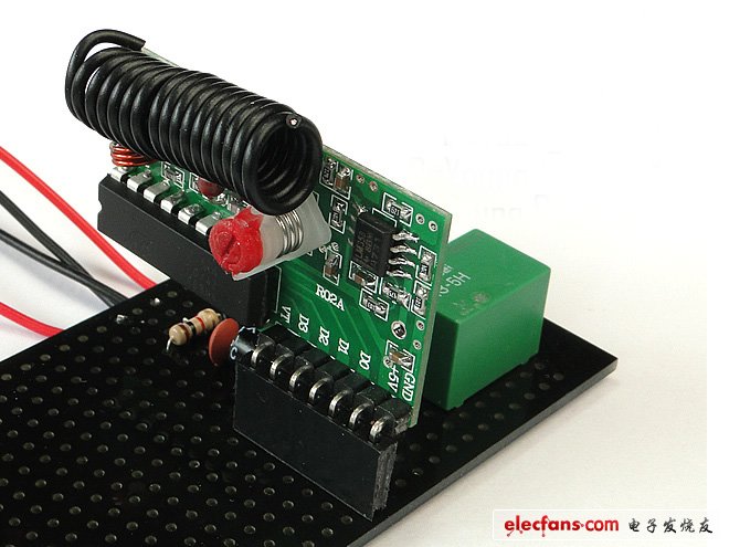 插好無(wú)線接收模塊（事前應(yīng)將遙控密碼對(duì)好）