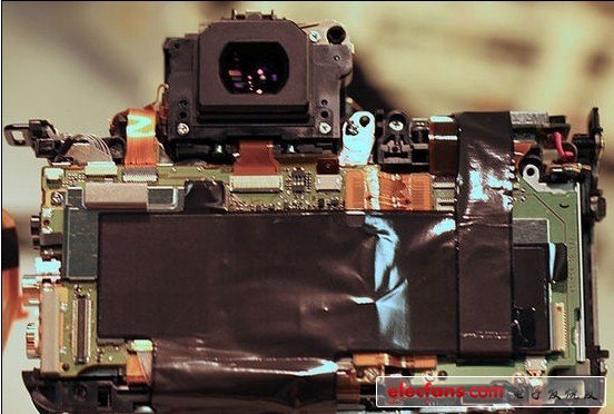 主板電路的設(shè)計(jì)也有一些改變：所有的排線都非常短，直接連接到需要連接的地方，沒(méi)有來(lái)來(lái)回回的長(zhǎng)排線