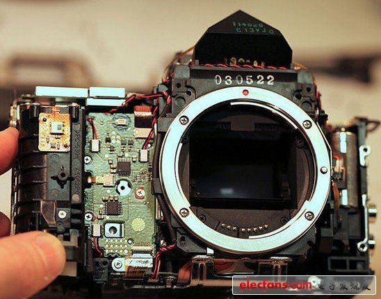 相機(jī)正面的電路同樣簡(jiǎn)潔而組織得體。沒(méi)有長(zhǎng)電線，線對(duì)被緊緊地扎在一起，并用塑料掛鉤定位