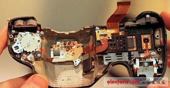 一個(gè)小細(xì)節(jié)展示了5D III設(shè)計(jì)上的改進(jìn)：用螺絲固定的電池卡扣做的非常容易更換