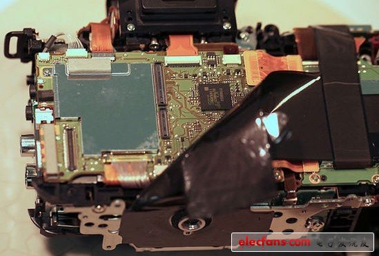 回到相機(jī)后面。覆蓋的塑料膠布很容易揭起，同時(shí)Roger也發(fā)現(xiàn)了松動(dòng)的螺絲――由于內(nèi)部有良好的保護(hù)