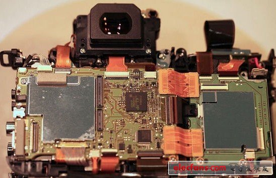 將膠布全部揭開(kāi)，我們能看到5D III內(nèi)部?jī)?yōu)美的電路設(shè)計(jì)