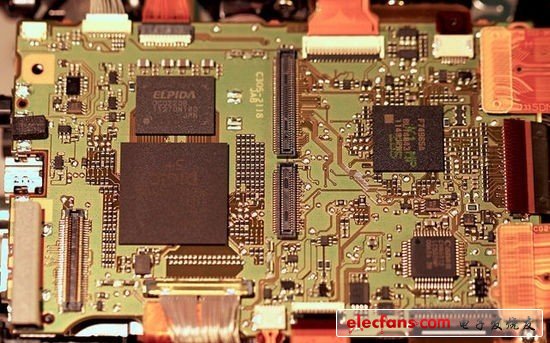 5D III主板全貌。DIGIC 5+處理器很大，它上面的芯片是DRAM