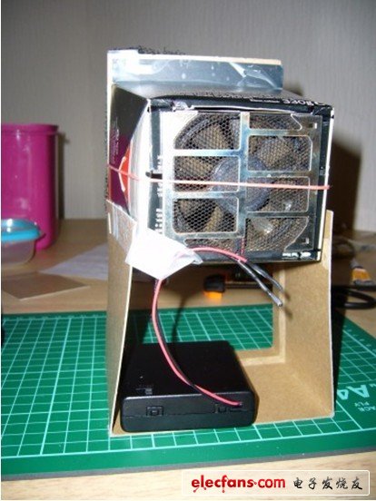 首先我焊接了一個(gè)排煙裝置。這個(gè)風(fēng)扇我是從一個(gè)報(bào)廢的筆記本上拆下來(lái)的