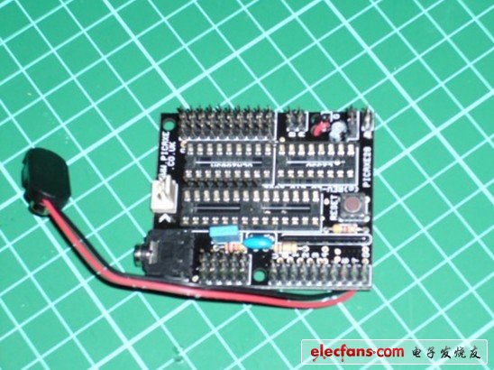 因?yàn)槲沂怯肍/F跳線連接模塊的，因此我需要焊接出相關(guān)的針腳，我會(huì)在picaxe上面額外添加一些插針