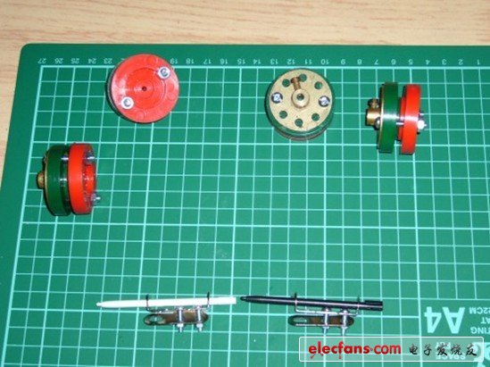 實(shí)際上這個(gè)履帶的輪子是由兩半組成的，我不確定是把它們固定在軸上或者是用膠水固定在指定點(diǎn)上面