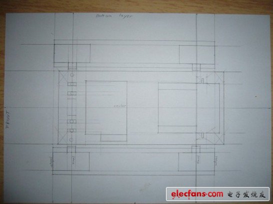 上部是控制、感應(yīng)和可變的，因此需要空間放picaxe28x1，電壓穩(wěn)壓器，線針轉(zhuǎn)換器，超聲波檢測(cè)器，同時(shí)還需要為之后添加額外的DIP芯片預(yù)留空間。