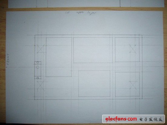 上部是控制、感應(yīng)和可變的，因此需要空間放picaxe28x1，電壓穩(wěn)壓器