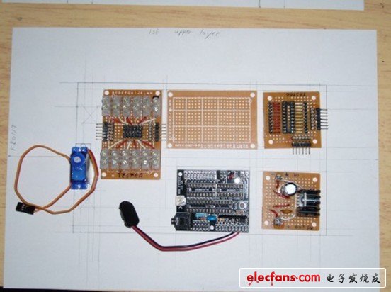上部是控制、感應(yīng)和可變的，因此需要空間放picaxe28x1，電壓穩(wěn)壓器
