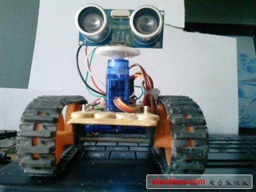 需要注意的是你需要把微調(diào)筒、電位計(jì)那些東西留在電機(jī)盒子里，因?yàn)檫@些事被用作一個(gè)齒輪軸，同時(shí)它可以在附近的路上旋轉(zhuǎn)，之后拆焊引線，用2個(gè)330歐姆的電阻替換電位計(jì)