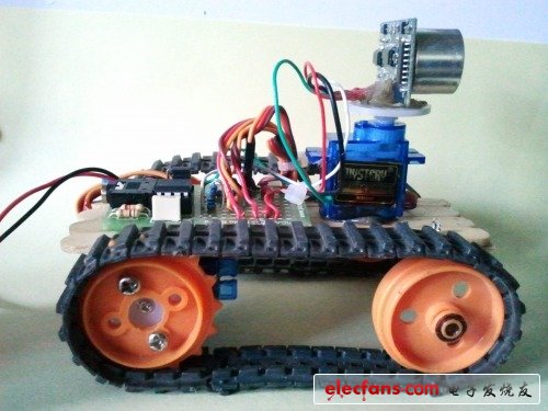 因?yàn)檫@是我第一個(gè)利用Pic Axe 08m2制作的機(jī)器人，因此我打算把它盡可能做小一點(diǎn)