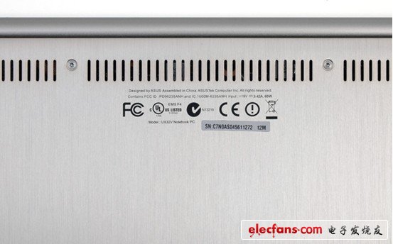 本子上的唯一銘牌標(biāo)有這是最新的Zenbook，在本子底部還標(biāo)著產(chǎn)品型號(hào)