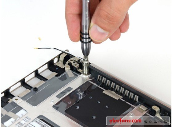 如一體式的Macbook一樣，Zenbook的鍵盤不能從上部拆出來(lái)