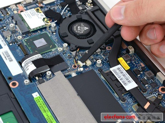 　因?yàn)轱L(fēng)扇要擔(dān)負(fù)整個(gè)電腦的氣流循環(huán)工作，因此一般它們都會(huì)積聚很多灰塵，因此容易拆的風(fēng)扇對(duì)于保養(yǎng)電腦來(lái)說(shuō)是很有必要的