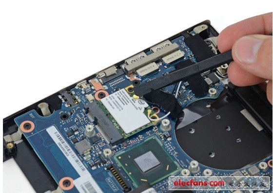 在一個(gè)青睞細(xì)長(zhǎng)設(shè)計(jì)的模塊的工業(yè)里，我們很感激Weefees仍然提供一個(gè)迷你PCI Express 網(wǎng)卡