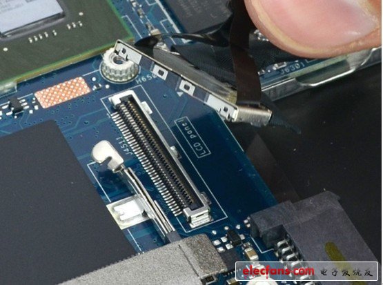 拆掉一些標(biāo)準(zhǔn)連接器和螺絲以后，主板就可以拿出來(lái)了