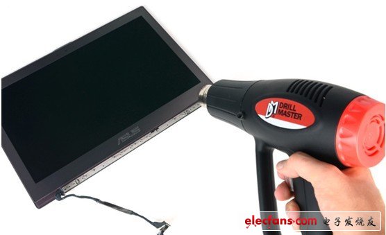 這個(gè)顯示器遮光板不但容易拆掉，這個(gè)板甚至是為UX32VD度身定做的