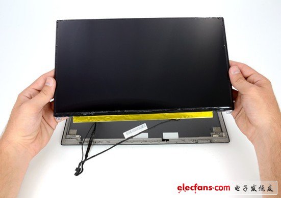 當(dāng)我們想進(jìn)一步了解顯示器的時(shí)候，我們必須注意，LCD和攝像頭線都是在塑膠顯示墊圈下面