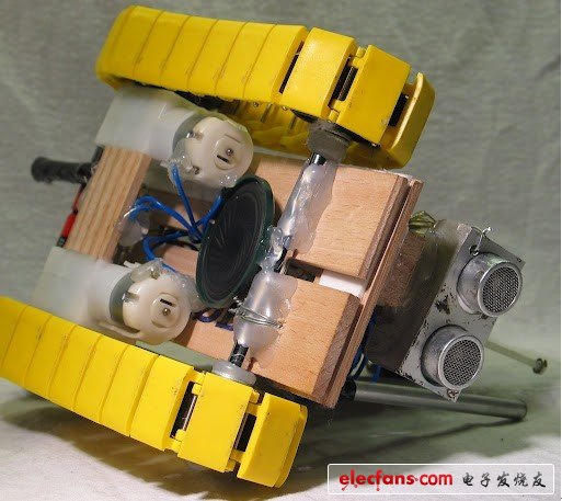 底部是一個揚聲器和一個麥克風(fēng)