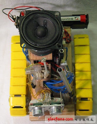 在頂部是另一個揚聲器，我知道這看起來很大，但真的相當酷，由于它很復雜，我差點不能從舊機箱拆出來