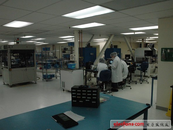 這是典型的無塵室。我們解構(gòu)芯片需要用到掃描電子顯微鏡；高分辨率x光機；真正的大放大鏡和顯微鏡；還有很多其他小工具