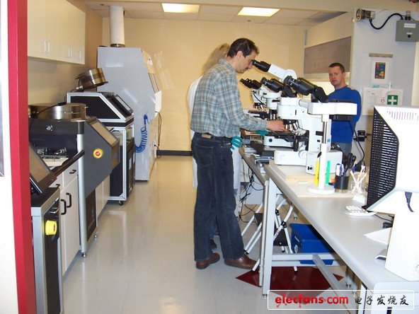 Chipworks高端實驗室一瞥。你會發(fā)現(xiàn)，在這個實驗室里，這些具有逆向解構(gòu)的機器或儀器