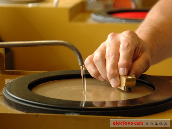 將芯片磨除封裝部分，保持水平放置很重要