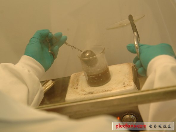 去除外層封裝。處理器浸漬在含有硅的酸溶解陶瓷封裝中。使用適當(dāng)濃度的呈酸性類型的陶瓷封裝是至關(guān)重要的