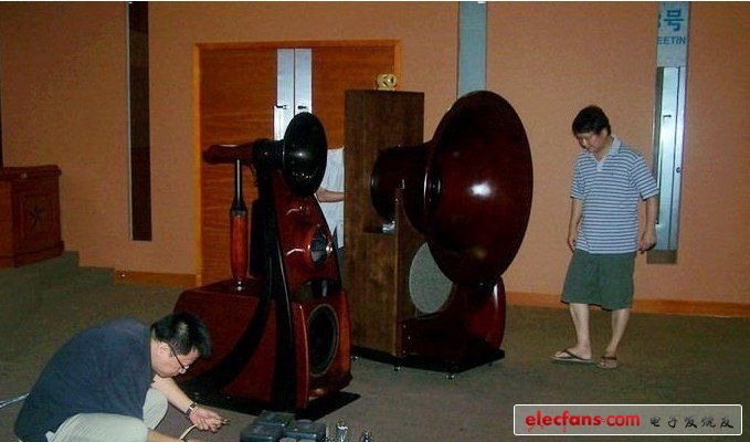 我在廣州音像城專(zhuān)業(yè)試聽(tīng)室聆聽(tīng)過(guò)這對(duì)音箱，大家可以試估算一下這個(gè)聽(tīng)音環(huán)境面積，并肩而立是標(biāo)價(jià)三十余萬(wàn)的***箱