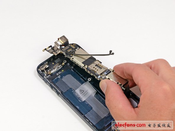 小心地從后機(jī)蓋拿起邏輯板。拿起邏輯板時(shí)