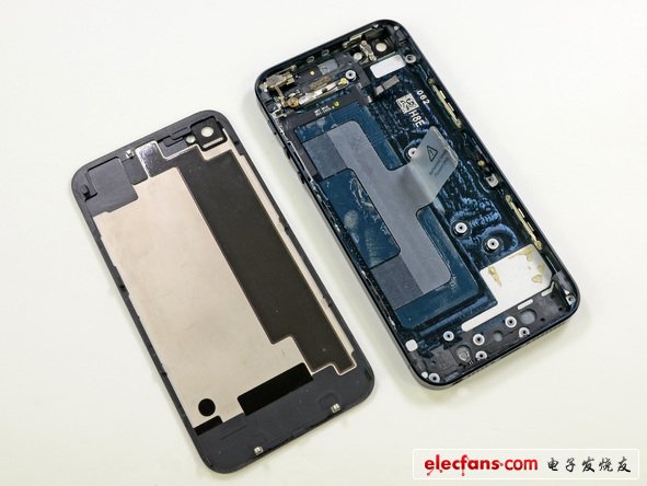 盡管在iphone5的機(jī)殼上還有一些元器件在，但是還是非常的輕