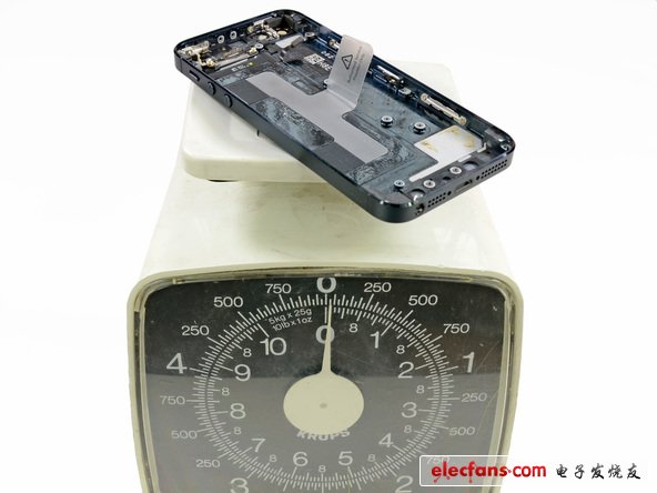 盡管在iphone5的機(jī)殼上還有一些元器件在，但是還是非常的輕
