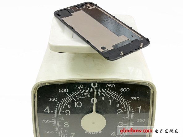 盡管在iphone5的機(jī)殼上還有一些元器件在，但是還是非常的輕