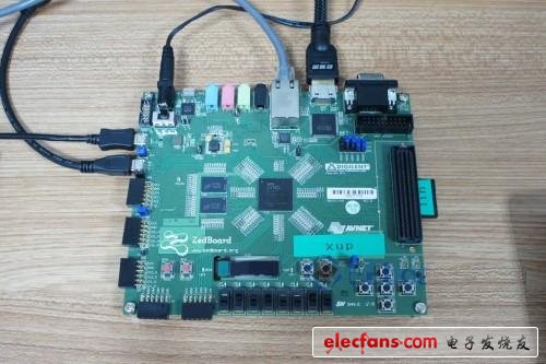 下圖接了兩根USB線，其中一個(gè)是與計(jì)算機(jī)相連的USB-UART線