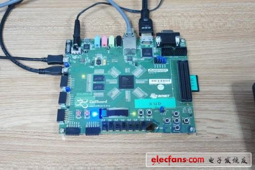 FPGA配置完成后會(huì)發(fā)現(xiàn)一個(gè)藍(lán)色的LED變亮