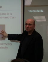 明導(dǎo)國(guó)際副總裁暨深次微米部門(mén)總經(jīng)理Robert Hum