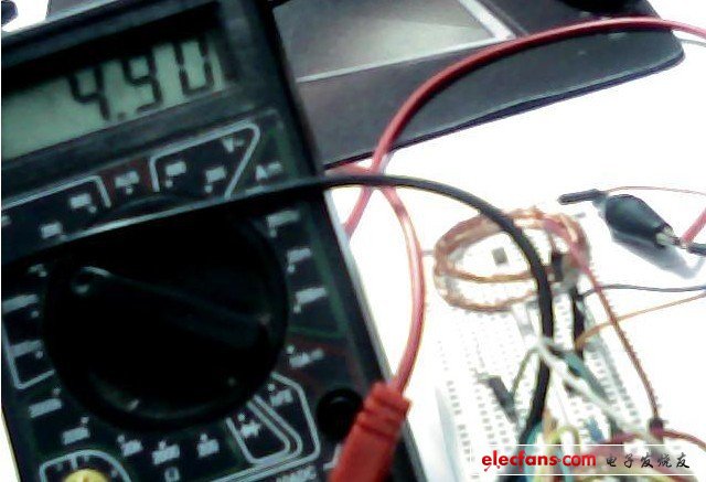 　5V供電，接收的電壓4.9V（如果調(diào)節(jié)可調(diào)電阻的話可以更高。）：