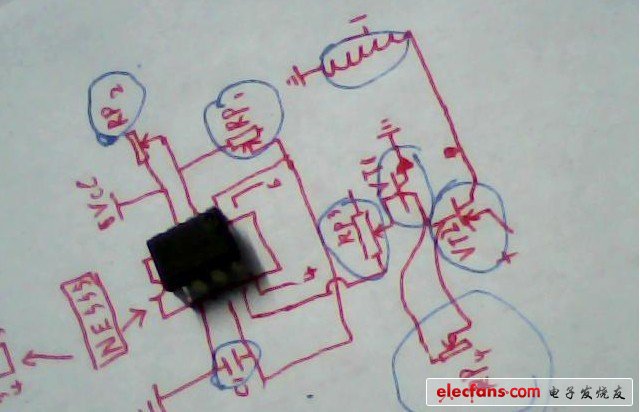 圖中心的是NE555（黑色的）；每個元件都用藍色線條圈了一下（不小心圈了線圈），有一個電容，2個三極管，4個可調(diào)電阻