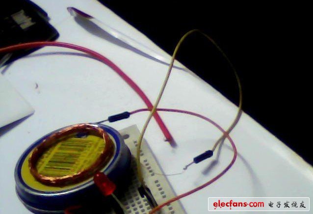 　過一本書供電（可以看見二極管微微發(fā)光）