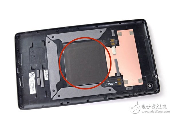 拆開后背，我們可以看到二代的無線充電感應(yīng)圈，向偉大的特斯拉致敬