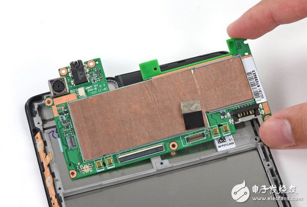 中間部分已經(jīng)拆解完全，現(xiàn)在是上半部分。左上角還有后置攝像頭