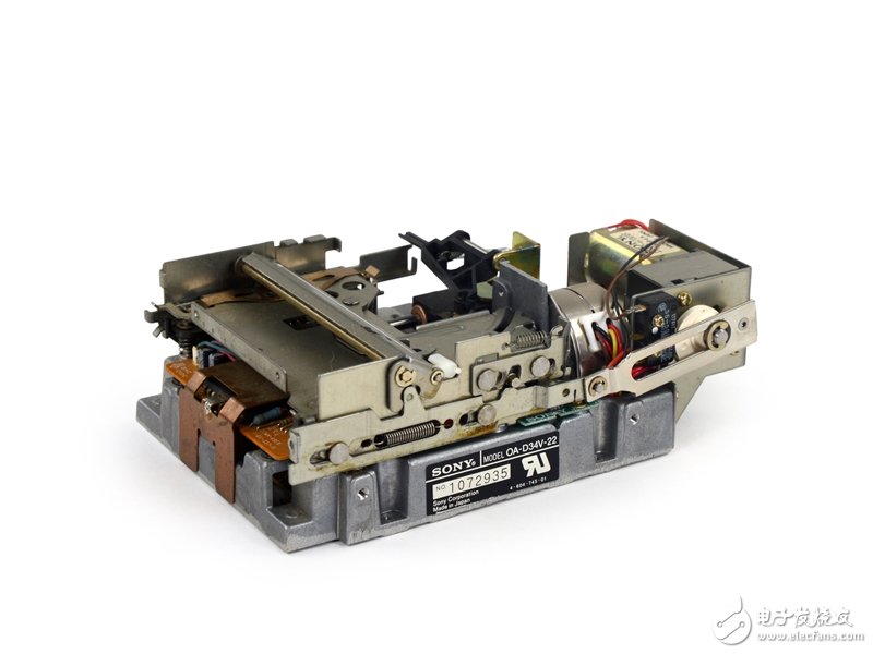 這可真是個(gè)古董：蘋果第一代Mac深度拆解