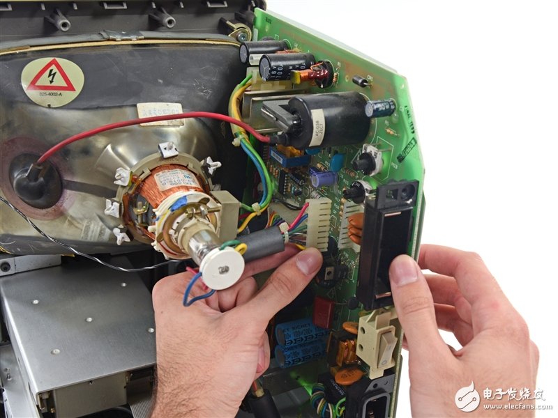 這可真是個(gè)古董：蘋果第一代Mac深度拆解