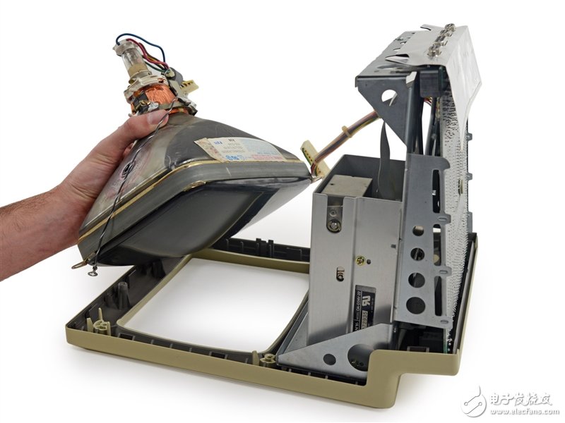 這可真是個(gè)古董：蘋果第一代Mac深度拆解
