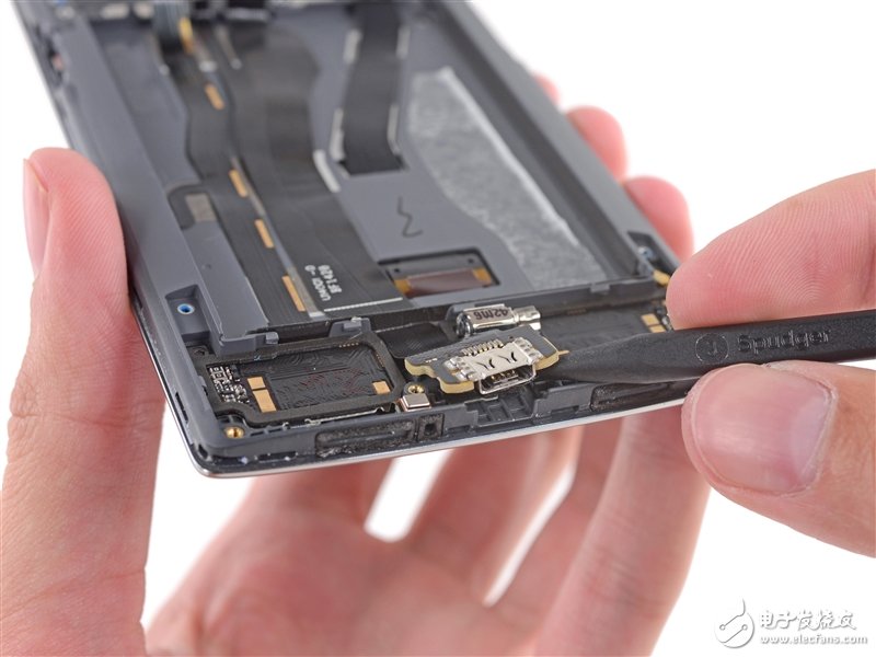 一加手機完全拆解：到處都是坑??！